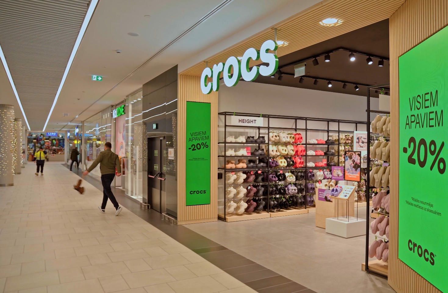 CROCS parduotuvė Rygoje – LED ekranai