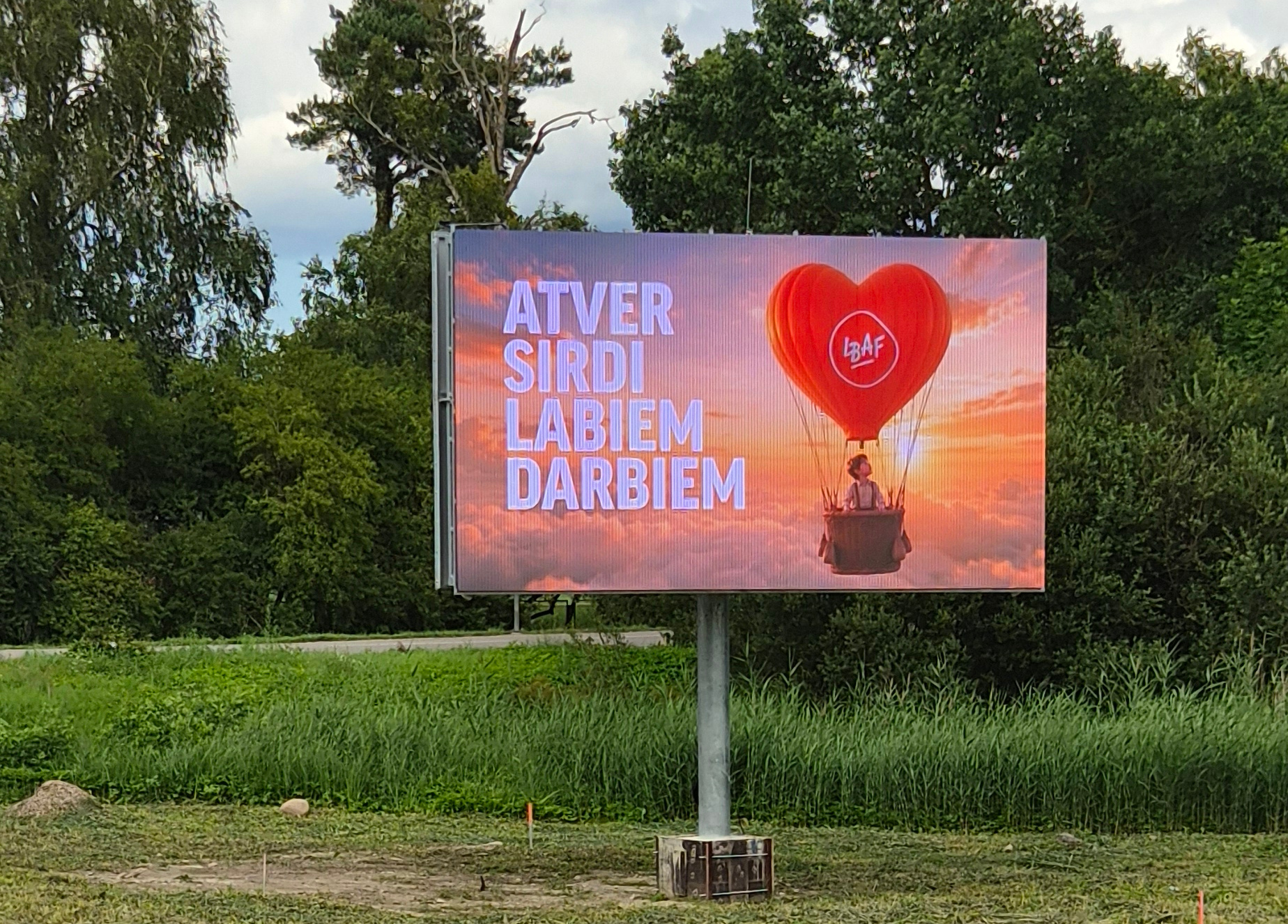 Signbox lauko reklamos tinklo LED ekranai Latvijoje